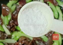 木耳西芹炒鸡肉的做法图解13