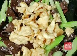木耳西芹炒鸡肉的做法图解14