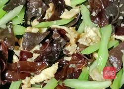 木耳西芹炒鸡肉的做法图解15