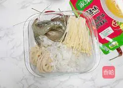 Illustration of how to make sour soup with shrimps and enoki mushrooms 1