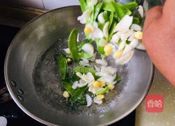 荷兰豆炒百合银杏仁的做法图解2