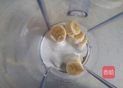 草莓香蕉奶昔的做法图解3