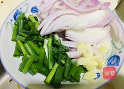 羊肉炒圆葱的做法图解2