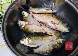 红烧野生鲫鱼的做法图解1
