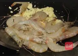 Illustration of how to make garlic-flavored shrimps 4