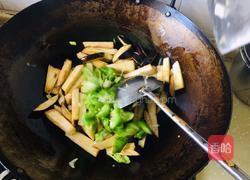 青椒西红柿炒茄子的做法图解3