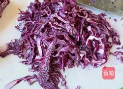 Illustration of how to make shredded purple cabbage 1