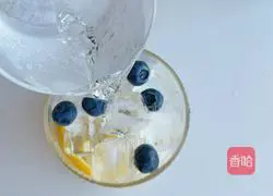 Illustration of how to make lychee blueberry sparkling drink 10