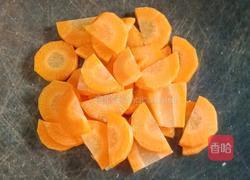 肉丸香肠炒泡面的做法图解3