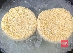 肉丸香肠炒泡面的做法图解7