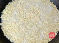 肉丸香肠炒泡面的做法图解8