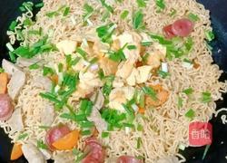 肉丸香肠炒泡面的做法图解17