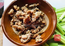 香芹炒牛肉的做法图解1