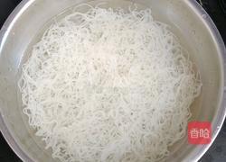 肉丝豆角炒米粉的做法图解1