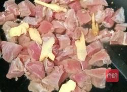 牛肉烧萝卜的做法图解2