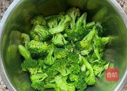 凉拌西兰花鸡胸肉的做法图解1