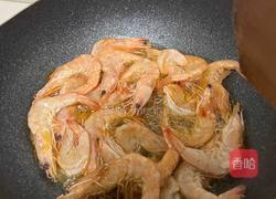 猪脚排骨明虾煲的做法图解2