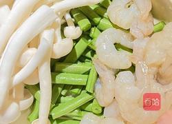 开始尝试地中海饮食的第2天丨虾仁海鲜菇四季豆一锅炒的做法图解1