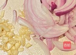 尝试地中海饮食的第3天丨蒜香洋葱炒虾的做法图解2