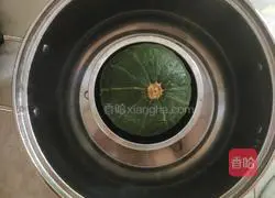 Illustration of how to make a shy pumpkin cup 8