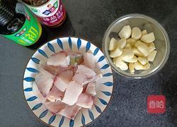蒜头焖鱼块的做法图解1
