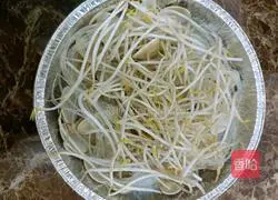 Illustration of how to make bean sprouts, vermicelli and seaweed in hot pot 8