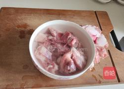 猪肉排骨烩酸菜的做法图解2