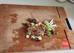 猪肉排骨烩酸菜的做法图解3