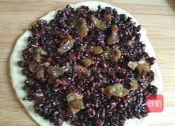 红豆葡萄干芝士披萨的做法图解6