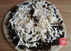 红豆葡萄干芝士披萨的做法图解7