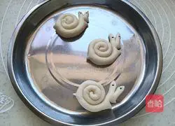 Illustration of how to make snail steamed buns 9