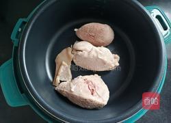 番茄玉米蹄髈汤的做法图解2