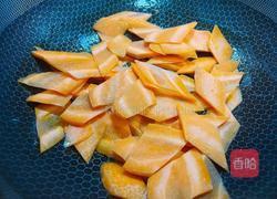 黄瓜炒胡萝卜的做法图解2