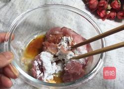 青红辣椒丝瓜炒肉的做法图解1