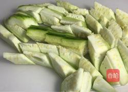 青红辣椒丝瓜炒肉的做法图解2