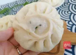 Illustration of how to make steamed buns with vegetarian stuffing 9