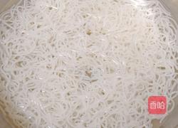 肉饼鸡蛋炒米粉的做法图解1