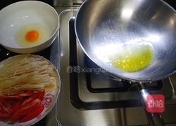 低脂鸡蛋金针菇汤的做法图解2