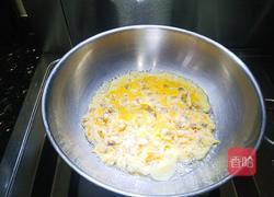 鲜美蛤蜊鸡蛋炒蒜黄的做法图解4