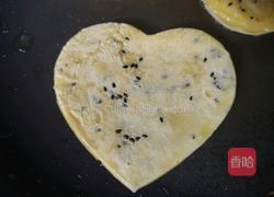玉米鸡蛋爱心饼的做法图解5