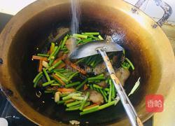 蒜苔胡萝卜炒腊肉的做法图解6
