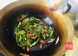 蒜苔胡萝卜炒腊肉的做法图解7