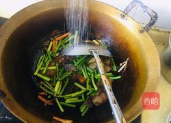 蒜苔胡萝卜炒腊肉的做法图解8