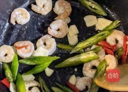 青椒滑蛋虾仁的做法图解5