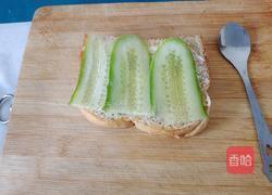 鸡蛋火腿肠三明治的做法图解2