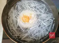 Illustration of how to make fried egg and shredded radish soup 5