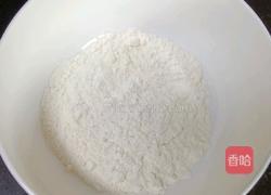 香肠鸡蛋饼串串的做法图解1