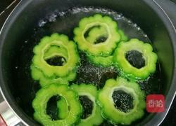 苦瓜圈煎蛋的做法图解9