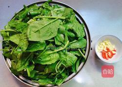 蒜香菠菜的做法图解1