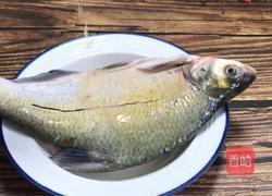 酸菜炖武昌鱼的做法图解2